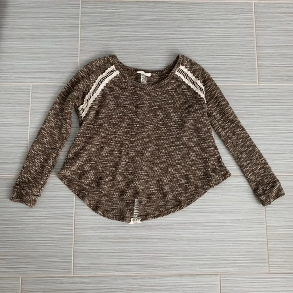 ***3 for $15*** Lush high-low cropped sweater with crochet details